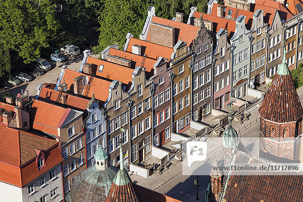Polen  Danzig  Reihe historischer Stadthäuser an der Altstadt von oben gesehen
