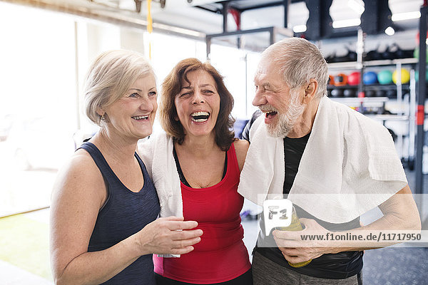 Gruppe von glücklichen Senioren im Fitnessstudio bei einer Pause