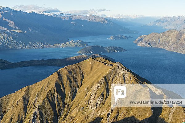 Blick auf Berge und See  Roys Peak  Lake Wanaka  Südliche Alpen  Region Otago  Southland  Neuseeland  Ozeanien
