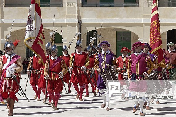 In Guardia Parade in historischen Uniformen  Fort San Elmo  Valletta  Malta  Europa