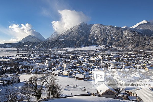 Blick auf Schwaz  Winter  Tirol  Österreich  Europa