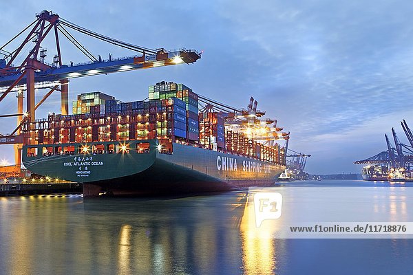 Containerschiff bei Nacht im Hamburger Hafen  Containerterminal Eurogate  Hamburg  Deutschland  Europa