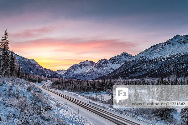 Farben der Morgendämmerung auf Polar Bear Peak und Eagle Peak im Chugach State Park  Süd-Zentral-Alaska im Winter; Alaska  Vereinigte Staaten von Amerika'.