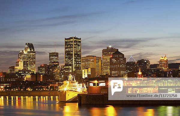Montreal Skyline in der Abenddämmerung; Montreal  Quebec  Kanada'.