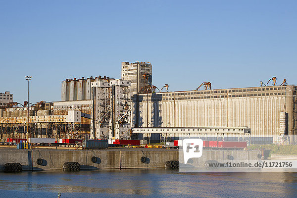 Gebäude und Lastwagen im Hafen; Montreal  Quebec  Kanada'.