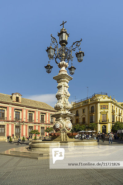 Schöner Brunnen auf der Plaza del Triunfo; Sevilla  Andalusien  Spanien'.