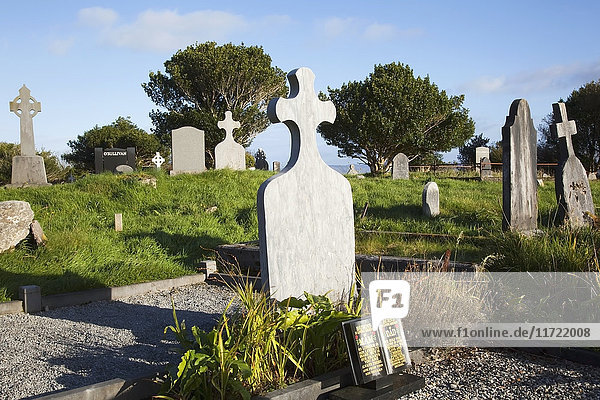 Grabsteine auf dem Friedhof von Tahilla  in der Nähe von Sneem; Tahilla  Grafschaft Kerry  Irland