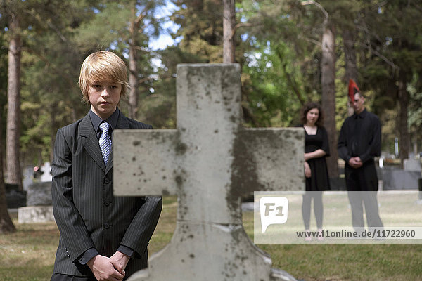Ein Teenager besucht einen Grabstein auf einem Friedhof; Edmonton  Alberta  Kanada .