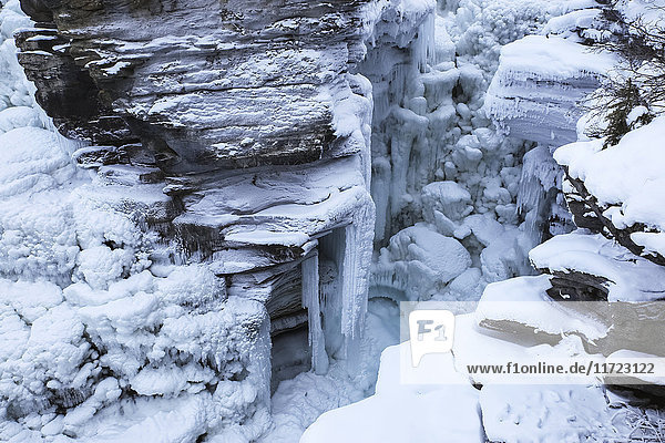 Schnee und Eis im Winter an den Felsen gefroren  Jasper National Park; Alberta  Kanada'.