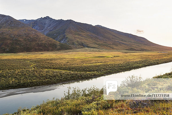 Noatak River und die Brooks Range  Gates Of The Arctic National Park  Nordwest-Alaska; Alaska  Vereinigte Staaten von Amerika'.
