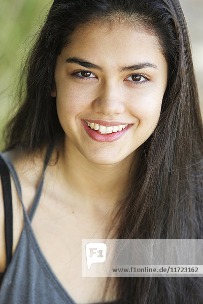 Porträt eines Mädchens im Teenageralter mit langem  braunem Haar und braunen Augen; Portland  Oregon  Vereinigte Staaten von Amerika'.