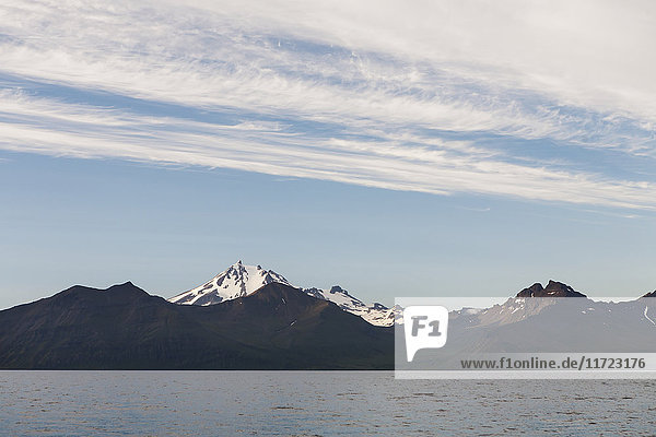 Frostiger Vulkan in der Nähe von Cold Bay auf der Alaska-Halbinsel; Südwest-Alaska  Vereinigte Staaten von Amerika'.