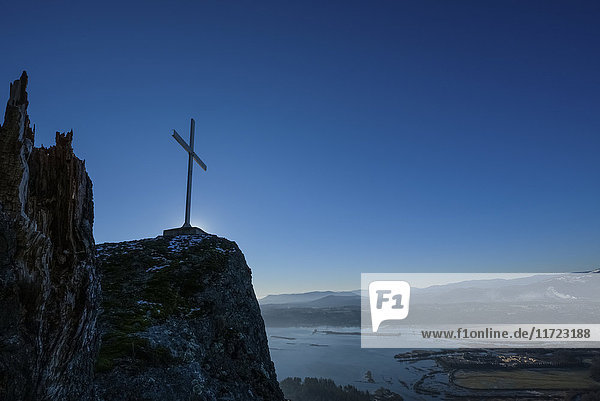 Kreuz auf dem Berg Tzouhalem  Cowichan Bay  an einem Wintertag; British Columbia  Kanada'.
