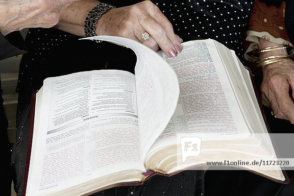 Eine Frau blättert in einer Bibel; Edmonton  Alberta  Kanada .