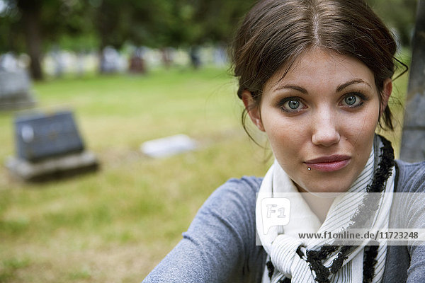 Porträt einer jungen Frau auf einem Friedhof; Edmonton  Alberta  Kanada'.