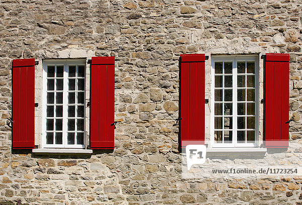 Rote Fensterläden an den Fenstern eines Gebäudes im Unterdorf der alten Stadt Quebec; Quebec  Stadt  Quebec  Kanada'.