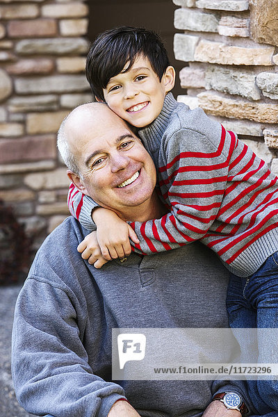 Porträt eines Vaters mit seinem Sohn; Oregon  Vereinigte Staaten von Amerika'.