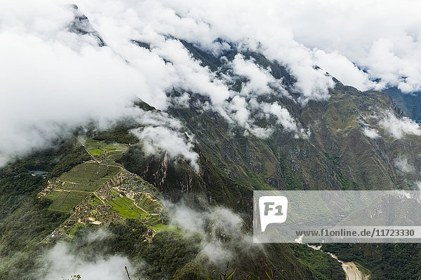 Luftaufnahme der Zitadelle von Machu Picchu mit dem Fluss Urubamba; Region Cusco  Peru'.
