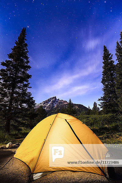 Zelt und Milchstraße am Himmel über der Teton Range  Grand Teton National Park; Wyoming  Vereinigte Staaten von Amerika'.