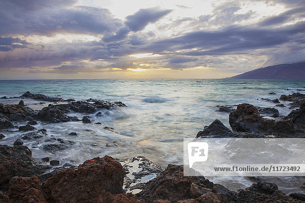 Sonnenuntergang in Kihei mit Lavagestein und sanften Meereswellen; Maui  Hawaii  Vereinigte Staaten von Amerika'.