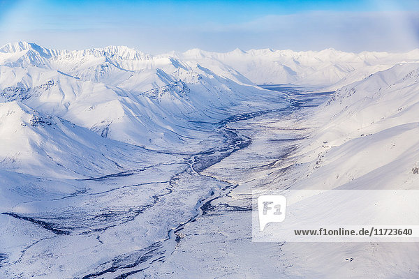 Luftaufnahme eines schneebedeckten Tals und der Brooks Range  Arctic Alaska  USA