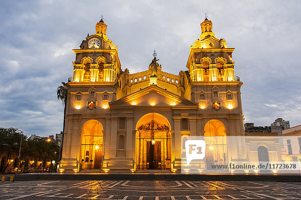 Voll beleuchtete südamerikanische Kirche und Platz in der Abenddämmerung; Cordoba  Argentinien'.