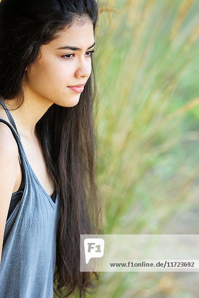 Porträt eines Mädchens mit langem  braunem Haar; Portland  Oregon  Vereinigte Staaten von Amerika