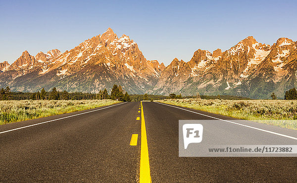 Teton Park Road und Teton Range bei Sonnenaufgang  Grand Teton National Park; Wyoming  Vereinigte Staaten von Amerika'.