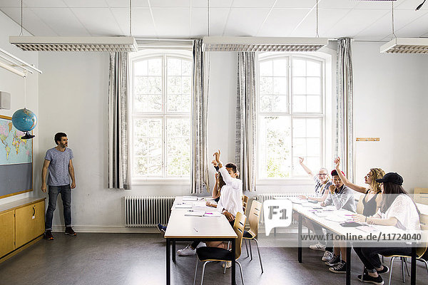 Lehrer und Schüler (14-15) im Klassenzimmer