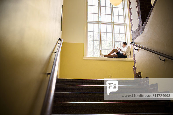 Schüler (14-15) am Fenster sitzend