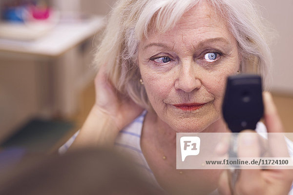 Ältere Frau lässt ihre Augen von einem Arzt untersuchen
