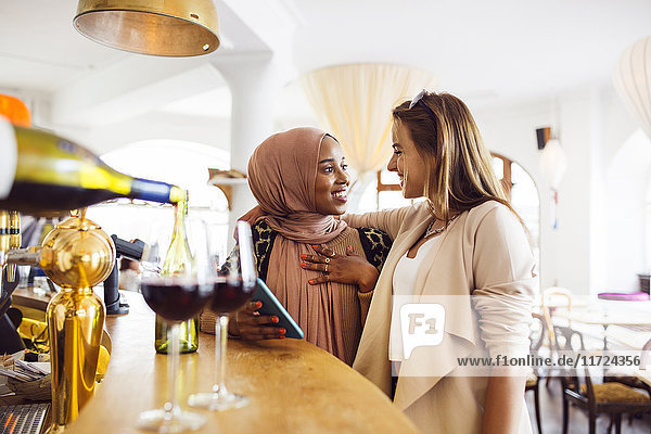 Lächelnde Geschäftsfrauen am Bartresen