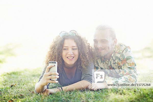 Glückliches Paar nimmt Selfie