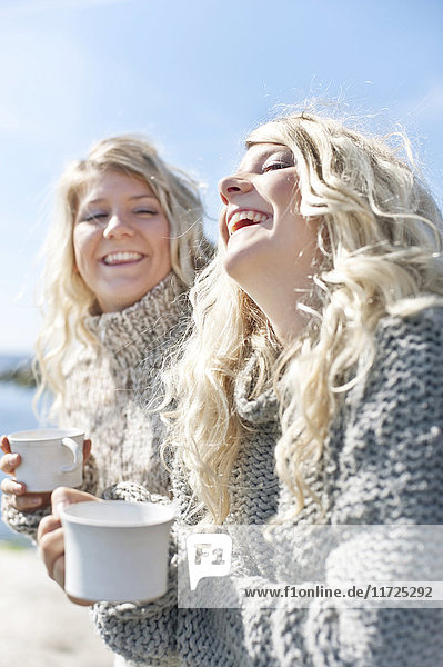 Glückliche junge Frauen beim Kaffee