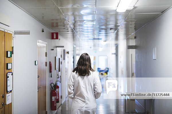 Arzt geht durch Krankenhauskorridor