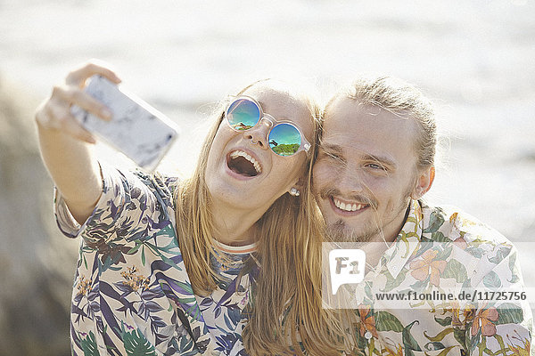 Glückliches Paar nimmt Selfie