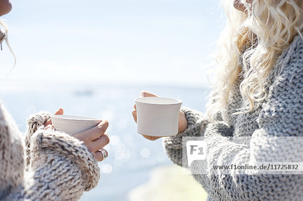 Frauen beim Kaffee trinken im Freien