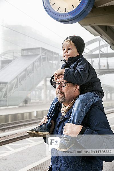 Vater mit Sohn auf dem Bahnsteig