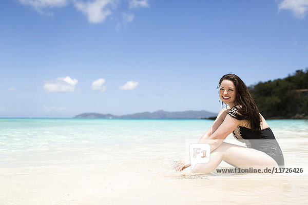 USA  Jungferninseln  Saint Thomas  Schöne Frau sitzt am Ufer