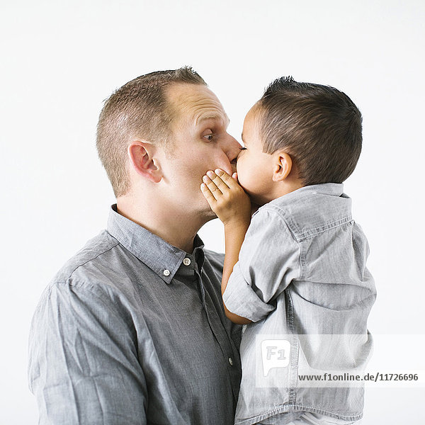 Vater küsst Sohn (2-3)