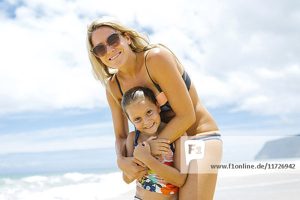 USA  Hawaii  Kauai  Mutter mit Tochter (6-7) spielt am Strand