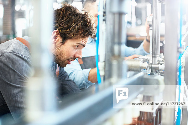 Braumeister beim Abfüllen von Bier in der Brauerei