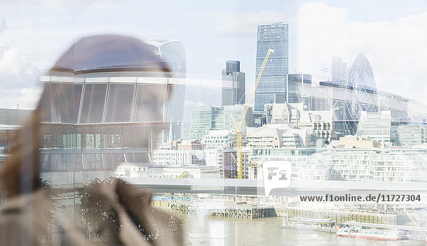 Geschäftsfrau auf Stadtbalkon mit Blick auf die Stadt  London  UK