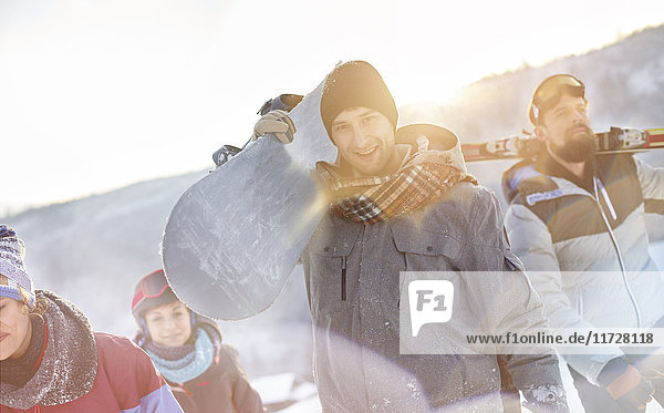 Portrait lächelnde Snowboarderfreunde mit Snowboards
