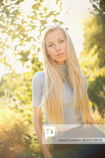 Portrait ernstes  schönes blondes Teenager-Mädchen im Freien