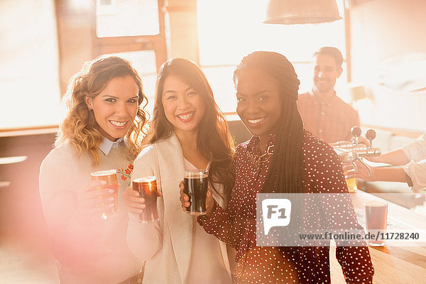 Porträt lächelnd Frauen Freunde trinken Bier in Bar