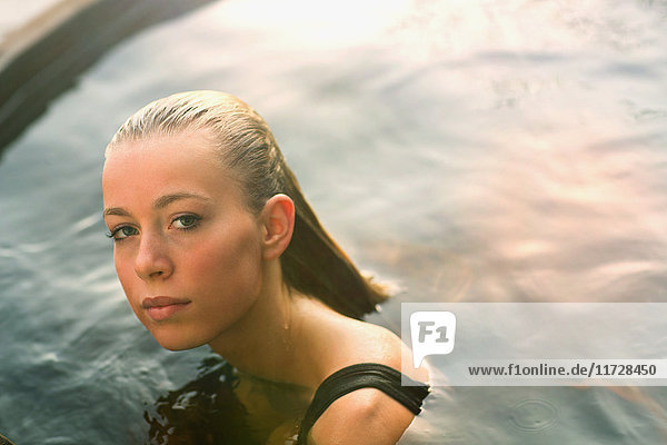 Porträt ernstes  selbstbewusstes Teenager-Mädchen im Schwimmbad