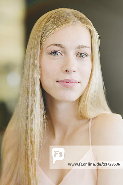 Close up Porträt schöne blonde Teenager-Mädchen