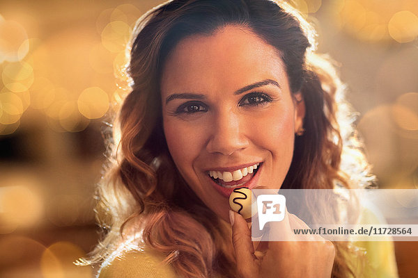Nahaufnahme Porträt lächelnde Frau essen weiße Schokolade Trüffel