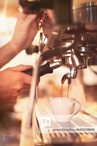Nahaufnahme eines Barista mit Espressomaschine in einem Café